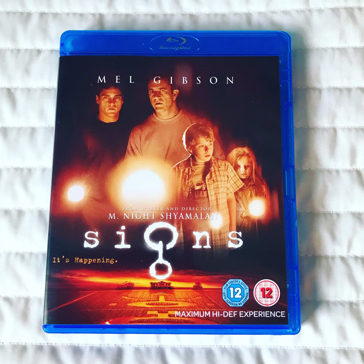 DennisAlexis84's tweet photo. Watching "Signs" (2002) on Blu-ray. Sci-fi horror directed by M. Night Shyamalan. Starring Mel Gibson, Joaquin Phoenix, Rory Culkin and Abigail Breslin. Really good! ๐ฅ๐
#SignsMovie #Signs2002 #MNightShyamalan #JoaquinPhoenix #RoryCulkin #AbigailBreslin #scifi #horror #bluray https://t.co/POjy1DgQZR