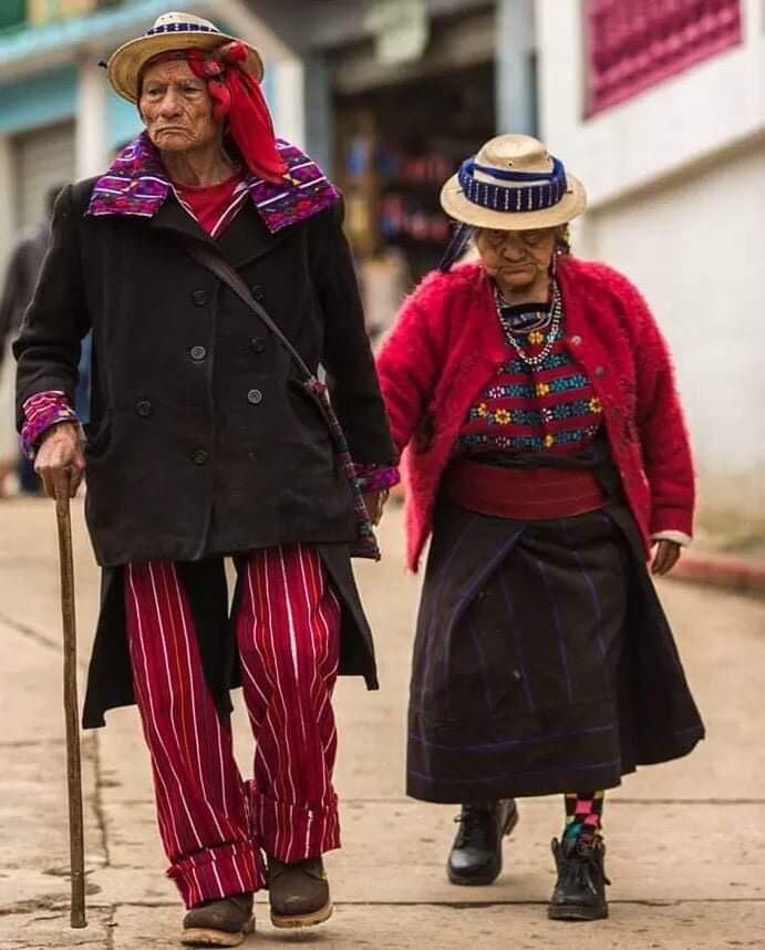 SANDARTI's tweet photo. Alguien me mandó esta preciosa foto de una bella pareja de mis paisanos. Ahora entiendo que mi gusto por las medias (calcetas) coloridas es ancestral. Viva Chapinlandia!!! 😍
Alguien me puede decir de dónde son estos trajes regionales guatemaltecos??
.
#Sandarti https://t.co/J6sUe7HzRf