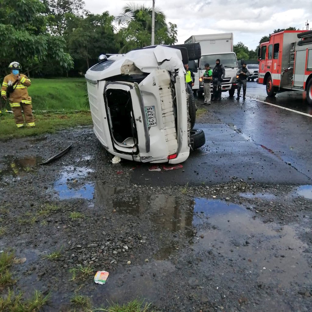 #Chiriqui vuelco de camioneta, carretera Panamericana, hacia David. Conductor fue atendido por paramédicos del <a href="/CSSPanama/">CSSPanama</a>