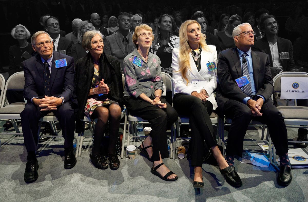 grannysidney's tweet image. Walmart🔆Waltons aren’t sharing illness #coronavirus Local news hasn’t shared one illness #BernieAtWalmart