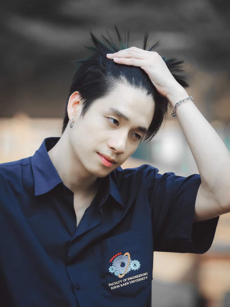 Niel79529621's tweet photo. Black hair,eyes,nose,lips and beautiful fingers!
These things can make falling in love again&amp;again🥺
Why so perfect like this?
#prompayy #anotherboytj #LoveProm https://t.co/hjqJxuhX6M