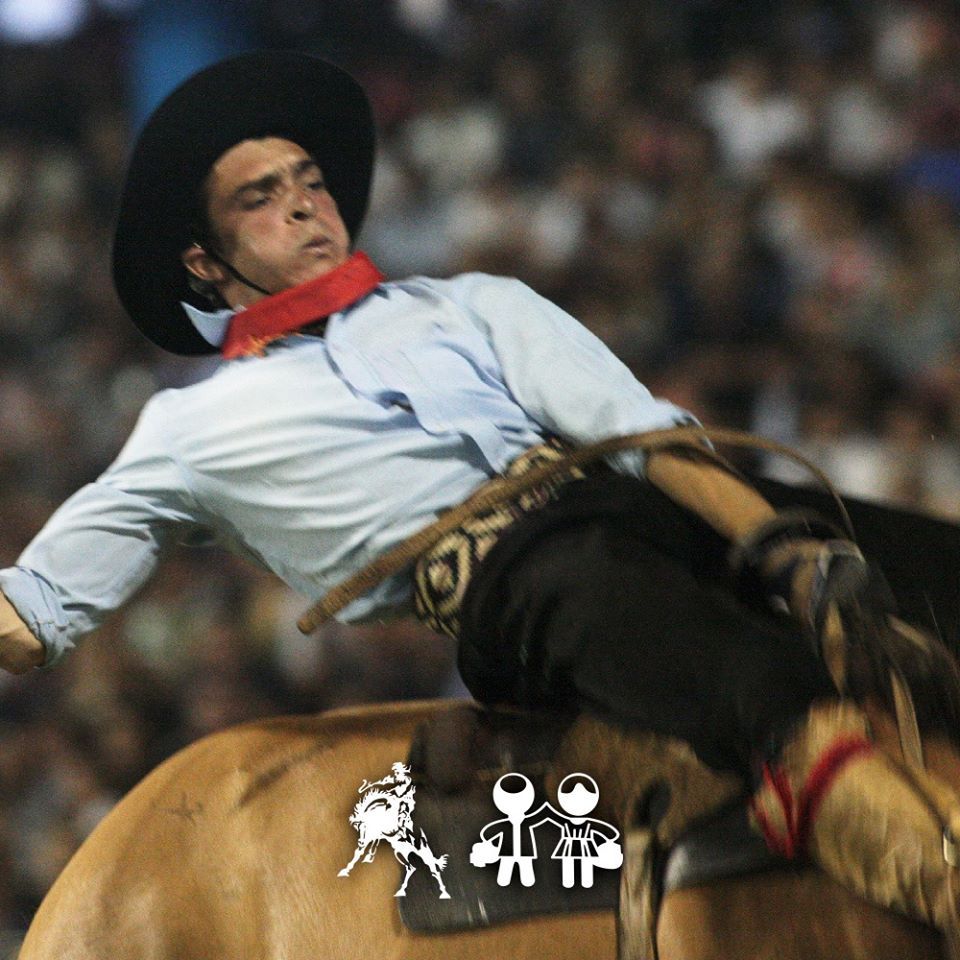 FestivalJM's tweet photo. Ellos son los protagonistas del Campeonato de Jineteada, los que nos emocionan y nos dejan sin aliento durante las diez noches de #ColoryCoraje 👏🐎
#Edicion55 #FestivalJM2020 #JesúsMaría #ColoryCoraje https://t.co/hVwqMfPdGQ