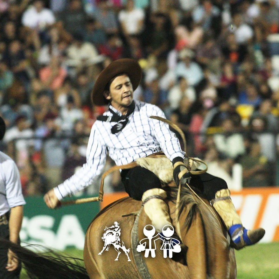 FestivalJM's tweet photo. Ellos son los protagonistas del Campeonato de Jineteada, los que nos emocionan y nos dejan sin aliento durante las diez noches de #ColoryCoraje 👏🐎
#Edicion55 #FestivalJM2020 #JesúsMaría #ColoryCoraje https://t.co/hVwqMfPdGQ