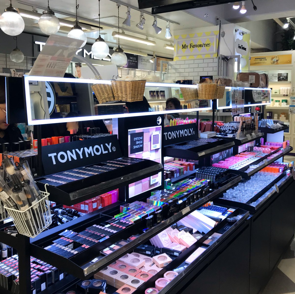 Day 56: when in  #Tokyo, another reason to visit the Korean neighbourhood is the cosmetic shops. Specially their face treatment masks, much better than any I can find in Europe  #ShinOkubo  #Japan – bei  ソウル本家 韓国料理専門店