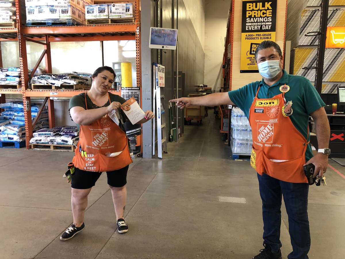 badeker_kelly's tweet photo. 💁🏼♀️ I had to take a photo with my OPS manager Booker. He’s been a great mentor, and always supports me. Thank you for my Homer. 😁 #FolsomProud #PacNorthProud #D172Driven https://t.co/i4BcX6kenf