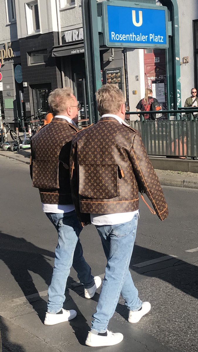 Dit is #berlin. Wer braucht schon eine Handtasche, wenn er auch ne Jacke haben kann - oder zwei. #inspiration #fashionblogger dafür liebe ich diese Stadt. Denn das ist hier “normal” #newnormal