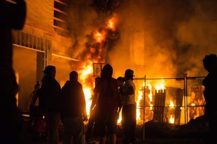 Impresionantes imágenes de disturbios en Minneapolis, EEUU, por el asesinato de #GeorgeFloyd, afroamericano, a manos de un policía (y suprematista blanco). Ante racismo estructural en EEUU, la fuerza y voz de Martin Luther King:

"Un disturbio es el lenguaje de los no escuchados"