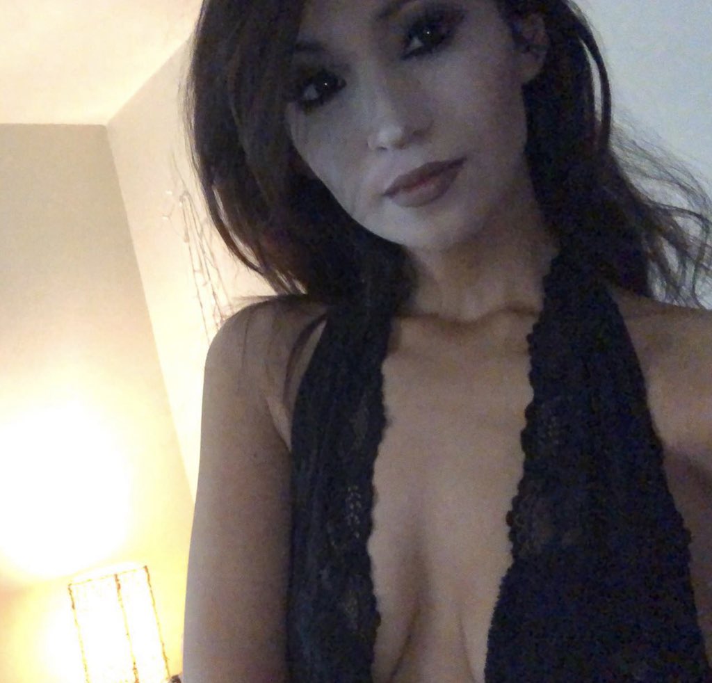 ld_1990_'s tweet photo. So excited to be apart of maxim. I feel confident and happy. Grateful to have this opportunity. Wish me luck. ❤️🌹  #maximcovergirl2020 

https://t.co/nZEp3Oga0N https://t.co/hMFWZtCDqC