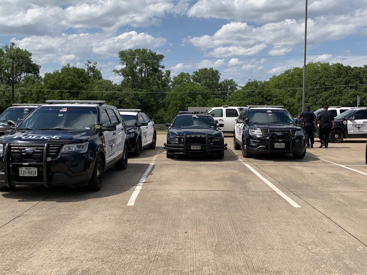 LoweryRoadFWISD's tweet photo. Preparing for our parade! Love the support from FWPD!#TeamLowery @rogers_buchana @penaraul @fortworthpd https://t.co/xhQdYnzKDV