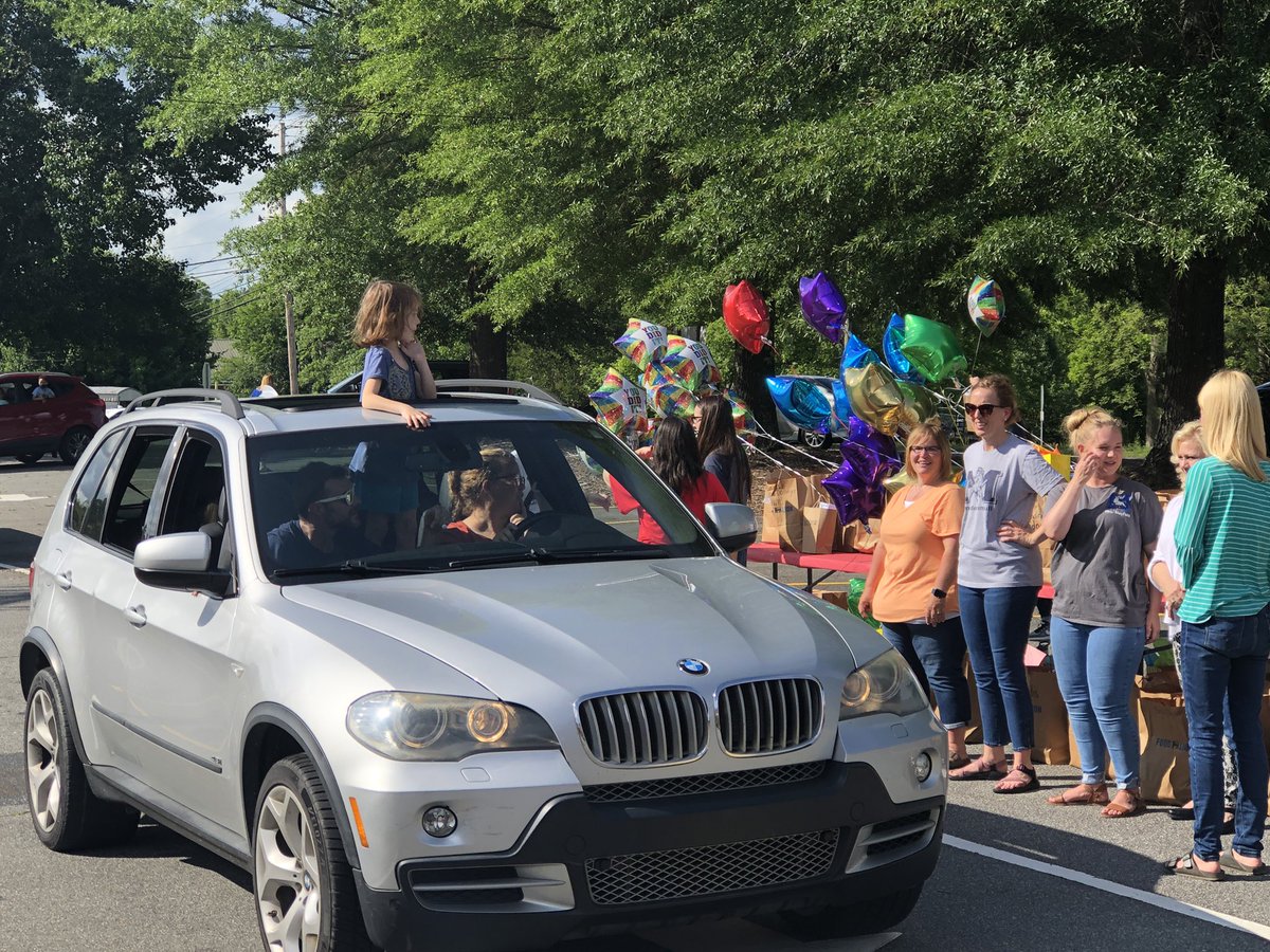 kristinedwards3's tweet photo. K-4 parade! Stay safe this summer!! #madeinmull https://t.co/T0FcAdTtEe