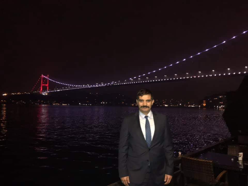 Malazgirt’ten beridir gönül mülkü İstanbul 
Lisanımda çiçeksin türkü türkü İstanbul
Peygamber müjdesiydin demek ki ancak layık
Görmüştü Türk’e seni, sana Türk’ü İstanbul

#İstanbulunFethi