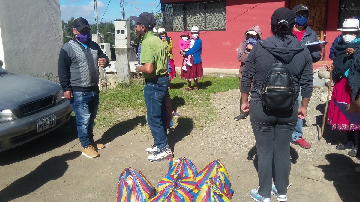 Hoy se realizó la limpieza de plazas y templos de la parroquia Checa, también se realizó la entrega de Kitts alimenticios