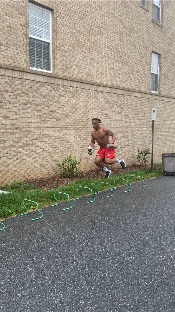 CharlesCtyElite's tweet photo. Tay put that work in today!!
#TayHellams
@StonyBrookFB🏈
#CharlesCountyEliteProduct💙💛 https://t.co/DRFX8oDFsE