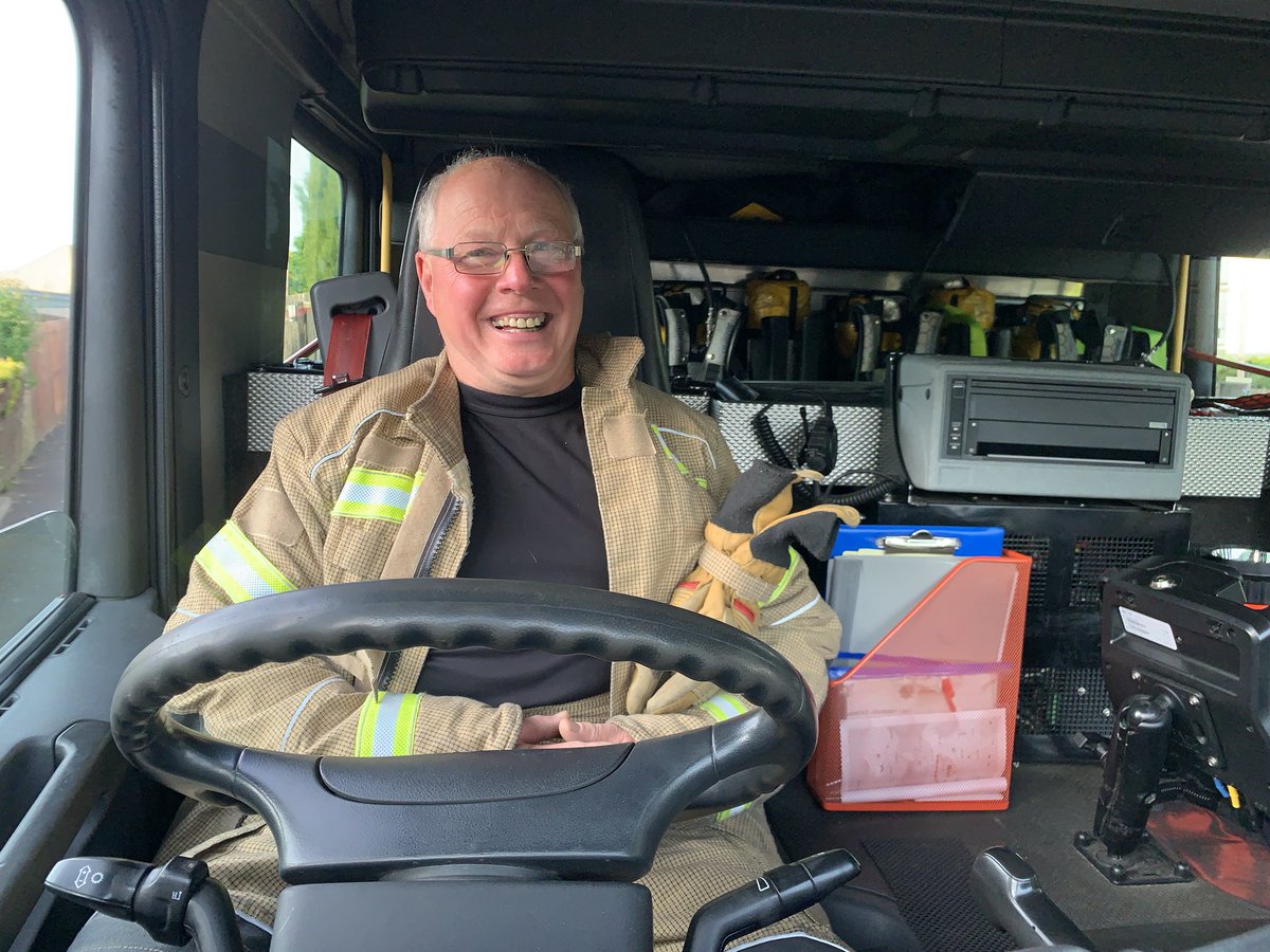 Tonight we took part in what will be our final #clapforourkeyworkers and #ClapForCarers 👏🏻
FF Andy Bathgate in true spirit ensured he was in the hot seat to make some noise with the appliance and rally the street to show our appreciation 🚒🚨!