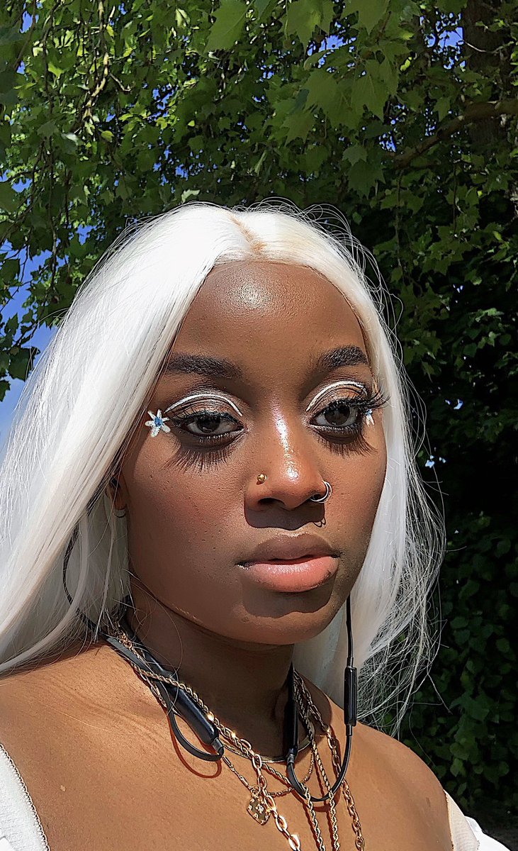 la__vern's tweet photo. This is the first post of my new colour series ๐ค
#makeuprevolution #solfmakeuplook #highfashionmakeup #nars #eyeslipsface #euphoriamakeup #editorialmakeup #graphicliner #studiofam #tiktokmakeup #avantgardemakeup #cutcreaser #generationbeautybay #soapbrows #blackartist #explore https://t.co/P5fp7QeZdv