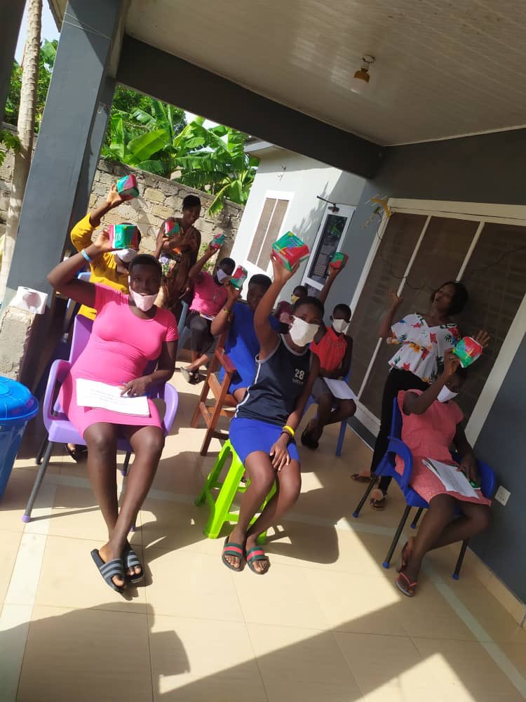 menarche_i's tweet photo. Even in theses times, we recognize that #PeriodsDontHaltInPandemics .Thank you @AdwoaAfriyie13, facilitator @menarche_i and Ellen Afriyie, midwife at Ejisu hospital for educating these girls at Kenyase in Ashanti region on #menstruation amidst #COVID19 following safety measures . https://t.co/0a32zvOCph