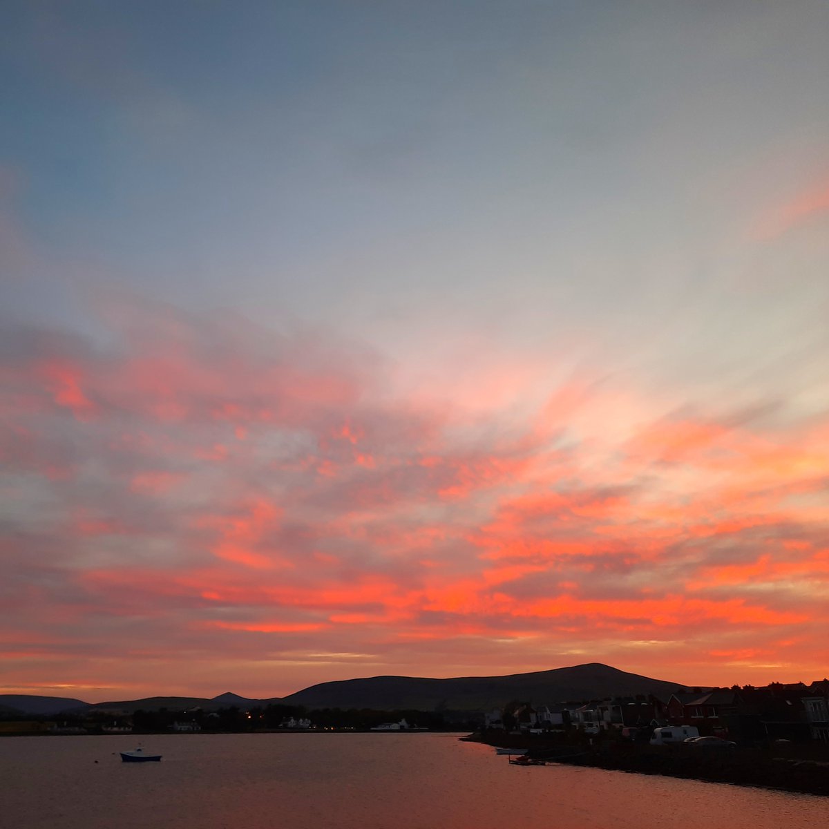numoorepain's tweet photo. Red sky at night , shepherd's delight
Had to wait until 10.20pm but beautiful watching the sky show it's beauty
#Dingle #dinglesunset #poolwithaview #andbreathe https://t.co/qoOpRw9YNU
