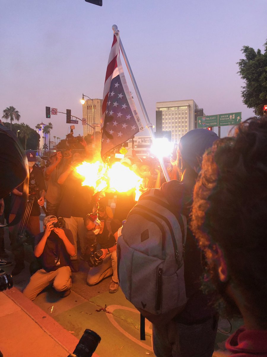 Hsari58's tweet photo. This is not in Iran , Iraq , Syria or any other countries around the world that the U.S hostility made them angry.this is in L.A and in fact could be the beginning of the U.S spring.
#UsSpring https://t.co/9J8B868LmD