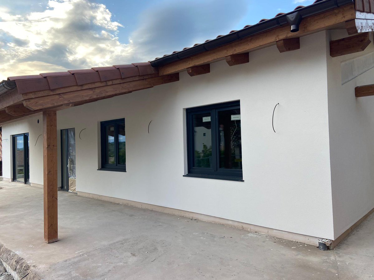 SATE en unifamiliar, con sistema Klimaexpert ETA de Kerakoll, terminado con Kerakover eco Kompact, formulado a base de resinas acrílicas al agua y siloxanos hidrofobizantes, asegurando un acabado flexible e hidrorrepelente. <a href="/VILLARMCSA/">VILLAR sistemas constructivos</a> <a href="/kerakoll_ES/">Kerakoll ES</a> #sate #eficienciaenergetica