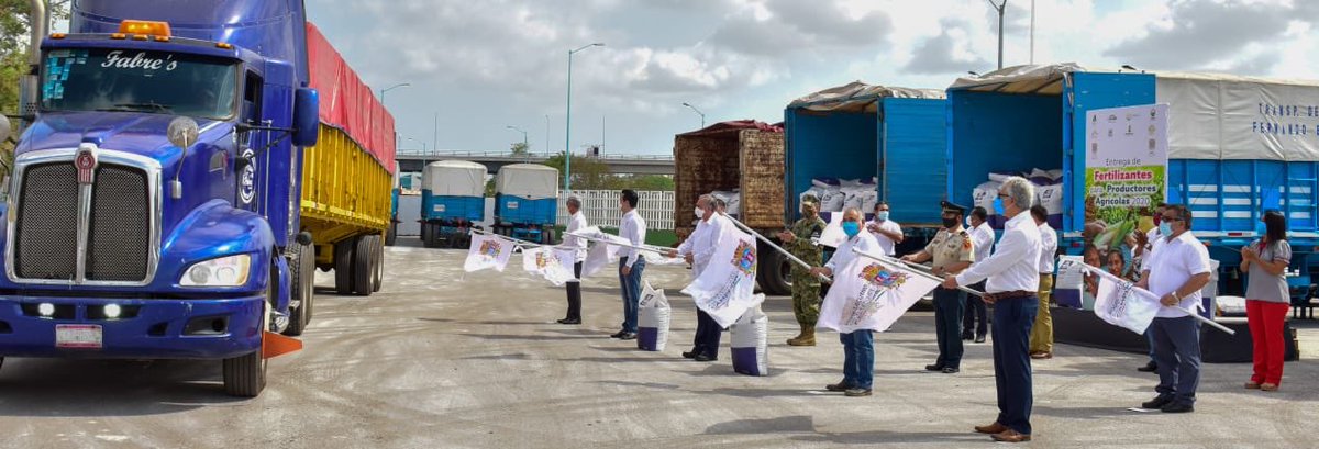 PedroArmentiaL's tweet photo. En beneficio de las actividades productivas del campo y en respaldo a los productores campechanos, ¡Este día el gobernador @AysaGonzalez les cumple! Dimos el banderazo de entrega de 4,882 toneladas de fertilizantes en beneficio de 24,634 productores. https://t.co/RfQD7LP4qy