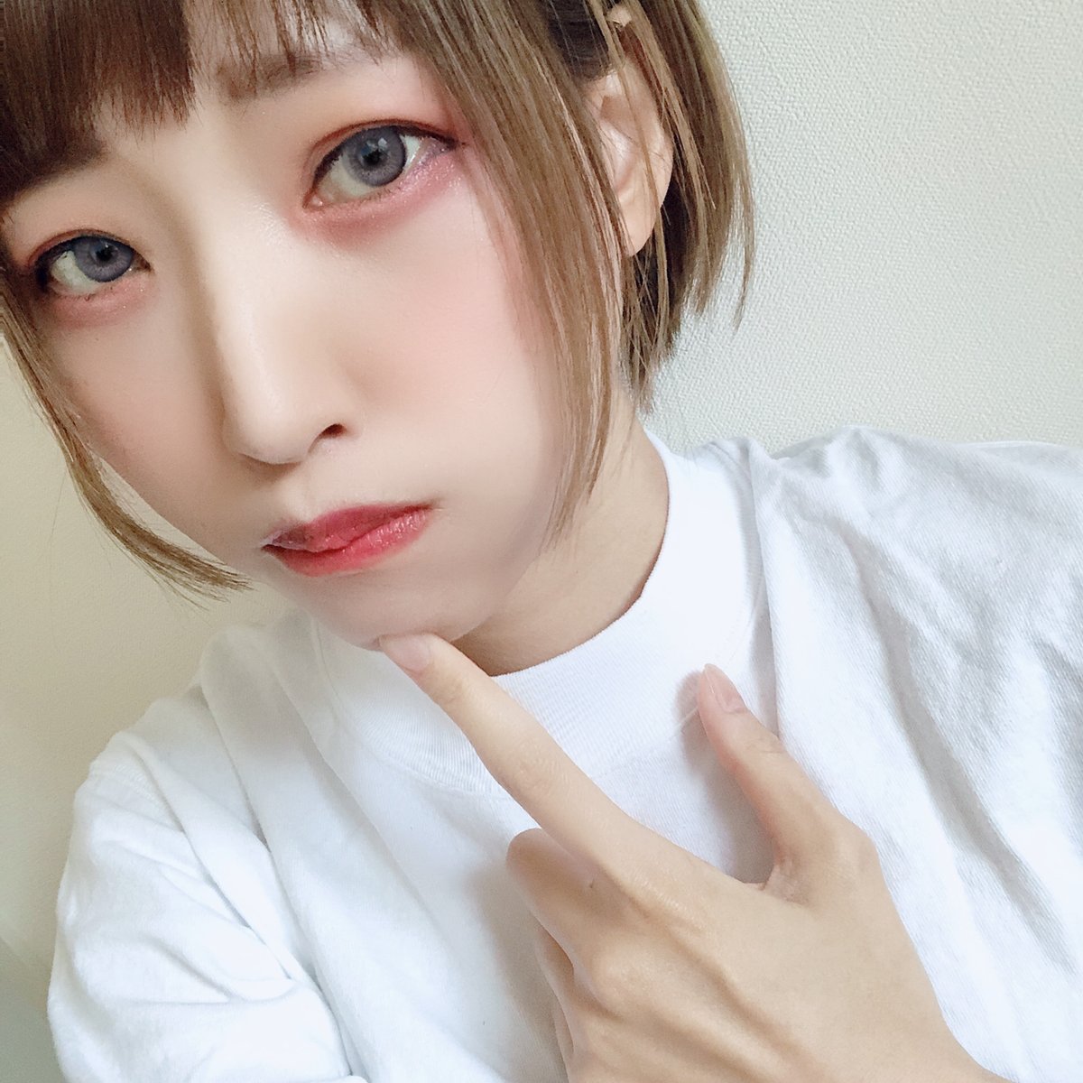 昨日練習した地雷 メンヘラ 病み メイク ピンクより赤系のシャドウの方で頭黒髪の方が良さそうなのでウィッグつけてリベンジしたい あと元の骨格のままじゃ似合わなさすぎたので骨格めっちゃいじった ツイレポ