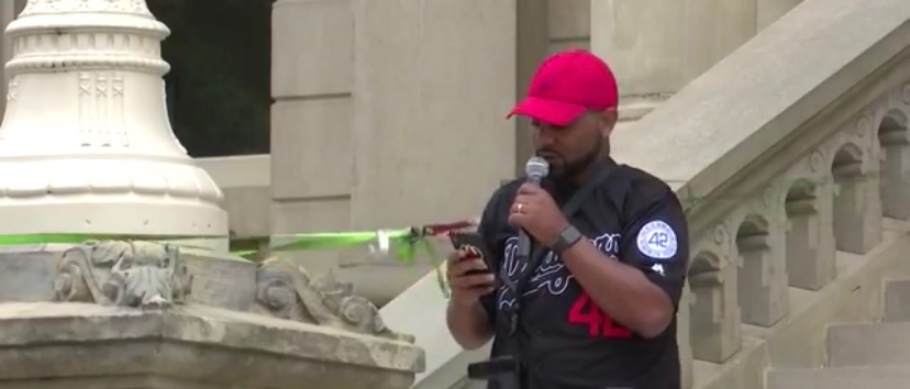 Armed with guns, a group of African-Americans in Michigan with a group called ‘Legally Armed in Detroit’ that supports open-carry and gun rights for minorities rallied today on steps of State Capitol building in Lansing against the killing of George Floyd. wilx.com/content/news/R…