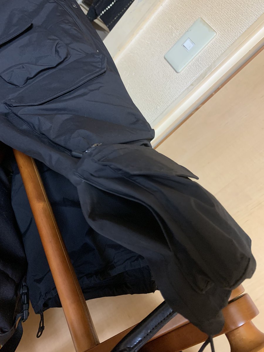 3ACc84iSAicHTXE's tweet photo. カーゴジャケットのポケット狭すぎて手入らないんですけどこれ僕だけですか？
ポケットの入り口測ったら9センチしかなかった…
#supreme 
#売ります
#買います
#cargo
#jacket https://t.co/bEo5yFKQnx