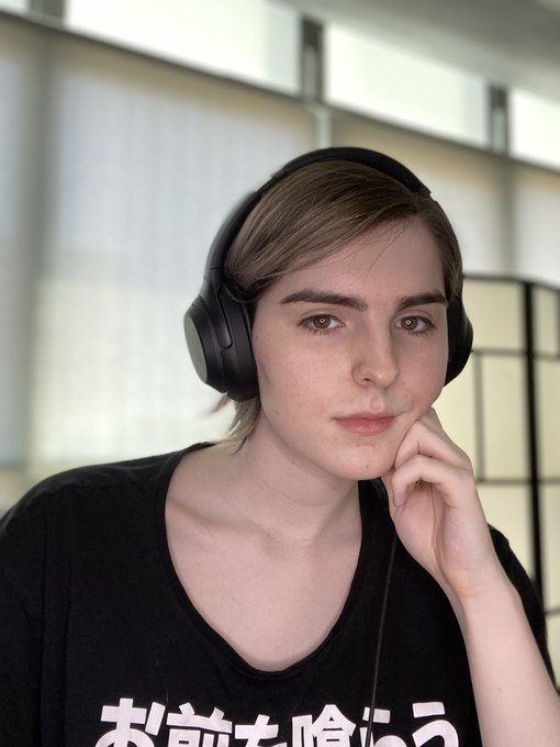 got a ring light Yeet https://t.co/Tg1tVDWgRg