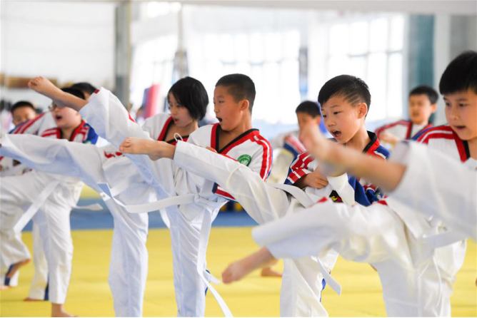 HunanToday's tweet photo. The Qingshuitang Third Primary School, Changsha，C China's Hunan province, has arranged special taekwondo classes in an orderly way to help students relax and improve their physical health while doing a good job in epidemic prevention and control.(Photo/Chen Zeguo, Xinhua) https://t.co/gIKPHZWYSl