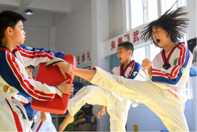 HunanToday's tweet photo. The Qingshuitang Third Primary School, Changsha，C China's Hunan province, has arranged special taekwondo classes in an orderly way to help students relax and improve their physical health while doing a good job in epidemic prevention and control.(Photo/Chen Zeguo, Xinhua) https://t.co/gIKPHZWYSl