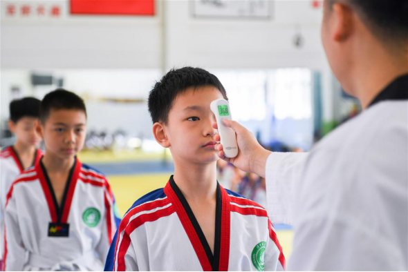 HunanToday's tweet photo. The Qingshuitang Third Primary School, Changsha，C China's Hunan province, has arranged special taekwondo classes in an orderly way to help students relax and improve their physical health while doing a good job in epidemic prevention and control.(Photo/Chen Zeguo, Xinhua) https://t.co/gIKPHZWYSl