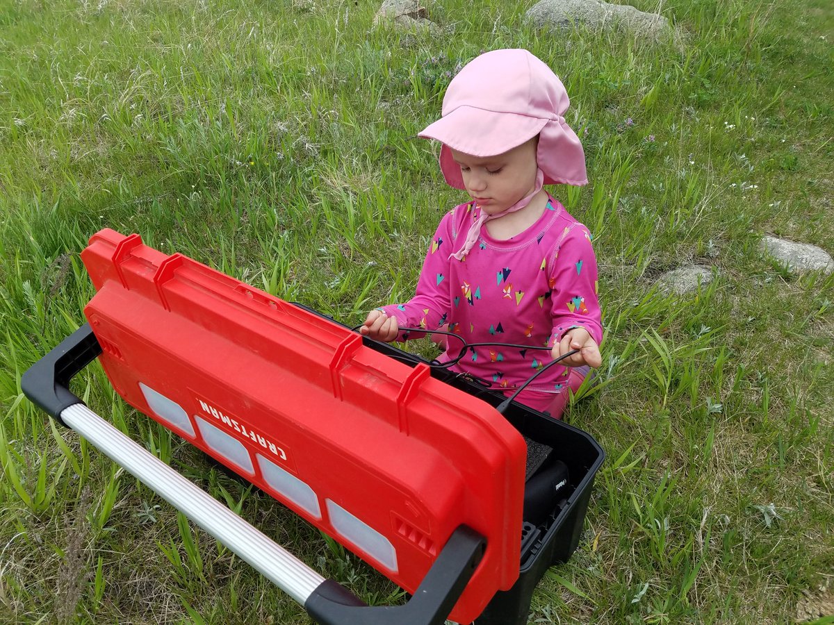 FelegeLab's tweet photo. My 2-year old has decided my grad student needs help organizing his research toolbox!! #LilHelper https://t.co/Xx6Z13RBcH