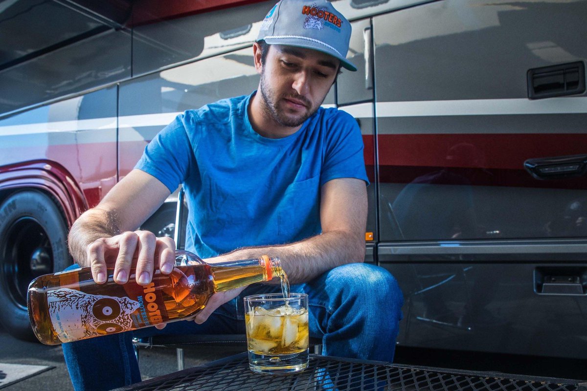 Time to sip on some <a href="/Hooters/">Hootie</a> Heat 🔥 to celebrate your victory tonight <a href="/chaseelliott/">Chase Elliott</a>! Congrats! 🏁

#di9 | #HootersSpirits 
<a href="/HootersRacing/">Hooters Racing</a> | #Hooters9