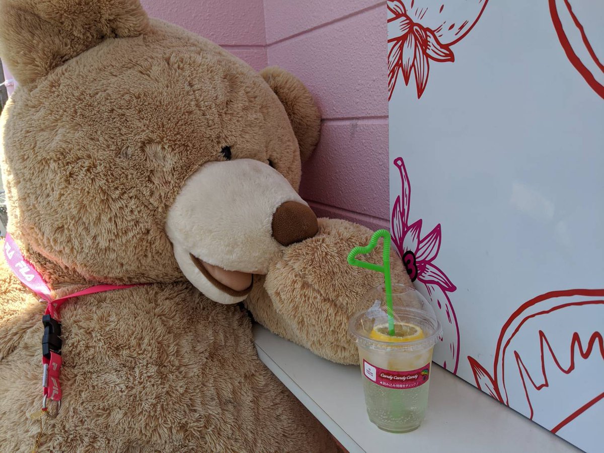 kuma_nyankichi's tweet image. 前から気になっていたお店
CandyCandyCandyへ

いちご飴、ぶどう飴、生レモネードを注文！

私的イチオシはやはりいちご飴〜(*^^*)

#いちご飴
#生レモネード
#CandyCandyCandy