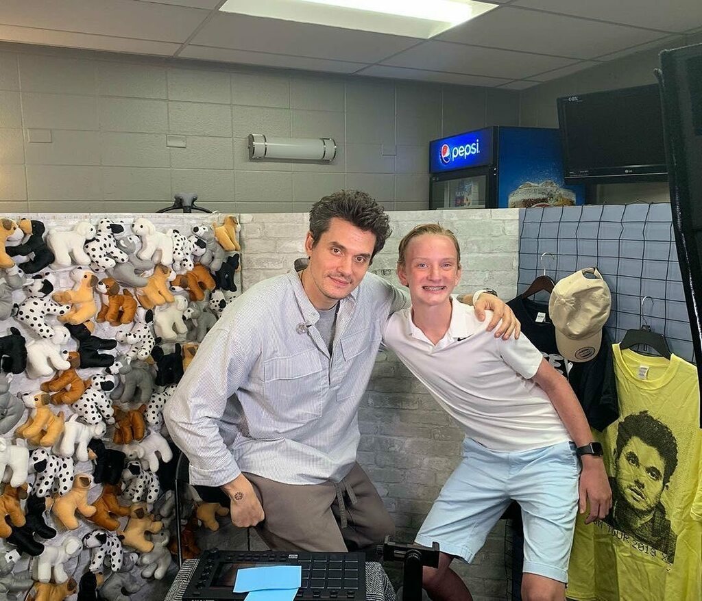 JohnMayerUSA's tweet photo. #tbt to the time I met @johnmayer #johnmayer in 2019!!! I know the smile is cheesy but I was freaking out! He’s really nice and cool! #celebrity #meetcelebrities #hero #inspiration #guitar #music #johnmayerworldtour2019 #currentmood #insidefriend 📷 @… https://t.co/hm3qP3N8s9 https://t.co/0SzNVjTXZY