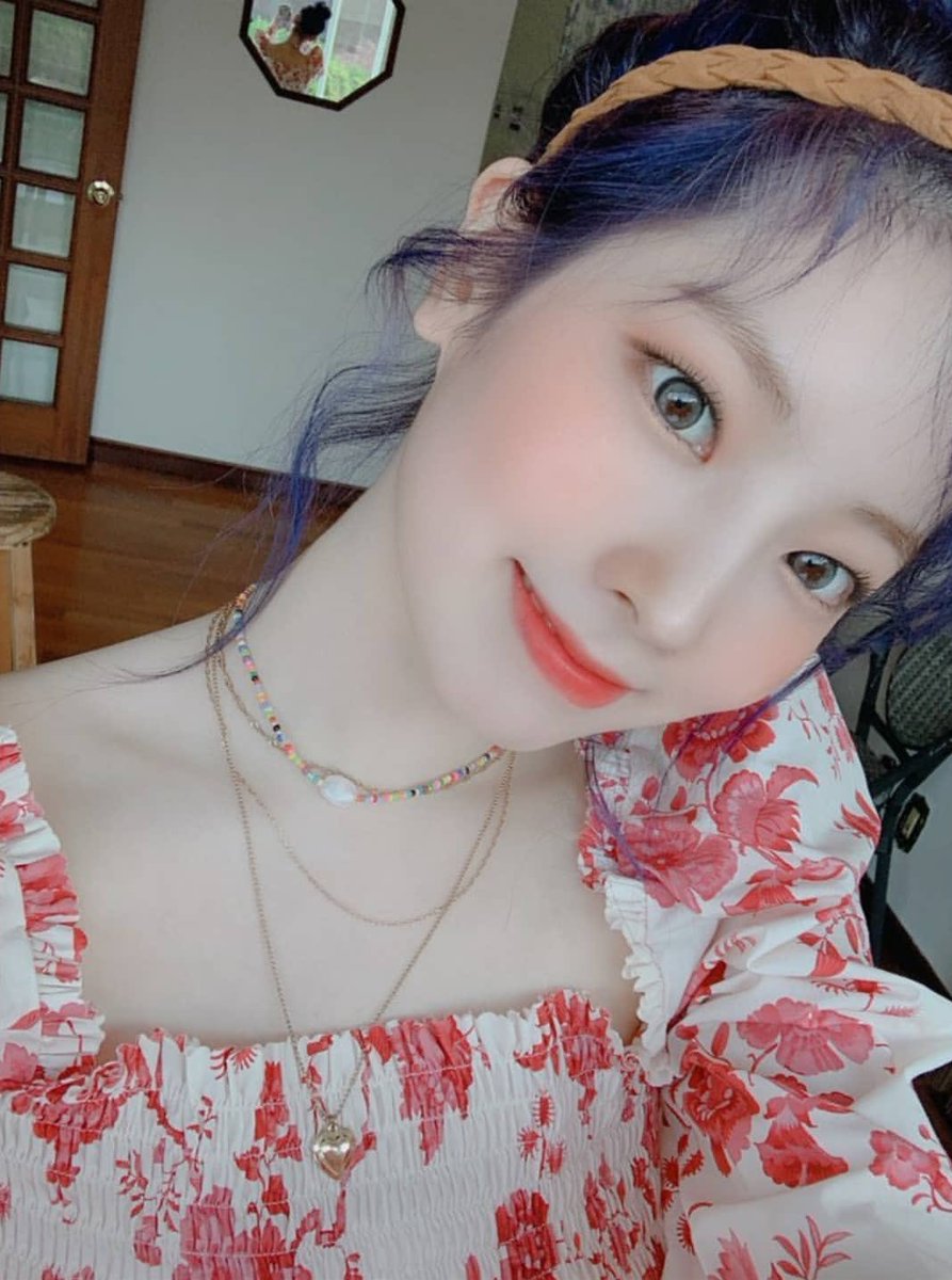 AT EXACTLY 5:28 PM KST: DAHYUN TWICETAGRAM POSTyup dahyun did THAT and i think it's so cute bc she pays attention to small details AAAA who's doing it like her. she's also thanking once even tho she should be the one we're thanking  https://twitter.com/misayeon/status/1265923499031396353?s=19