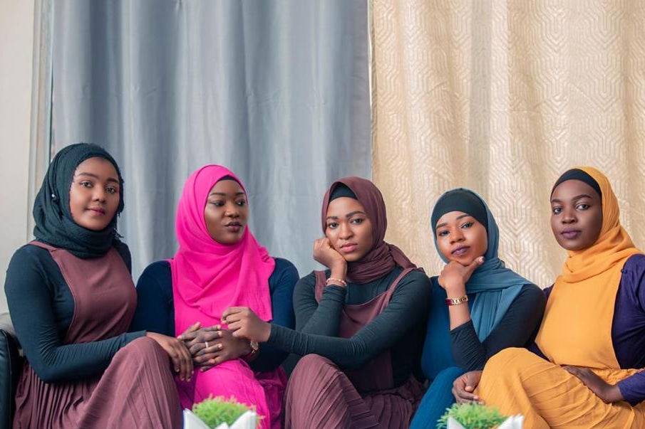 faceofhijabgh's tweet photo. If you have a friend or friends who reminds you of Allah, please keep them and pray for their safety. 
Let's do a lil throw back
#faceofhijagh #modestytakenover #modestqueen #teamcoverup #Allahleads https://t.co/jt5JH8J4PY