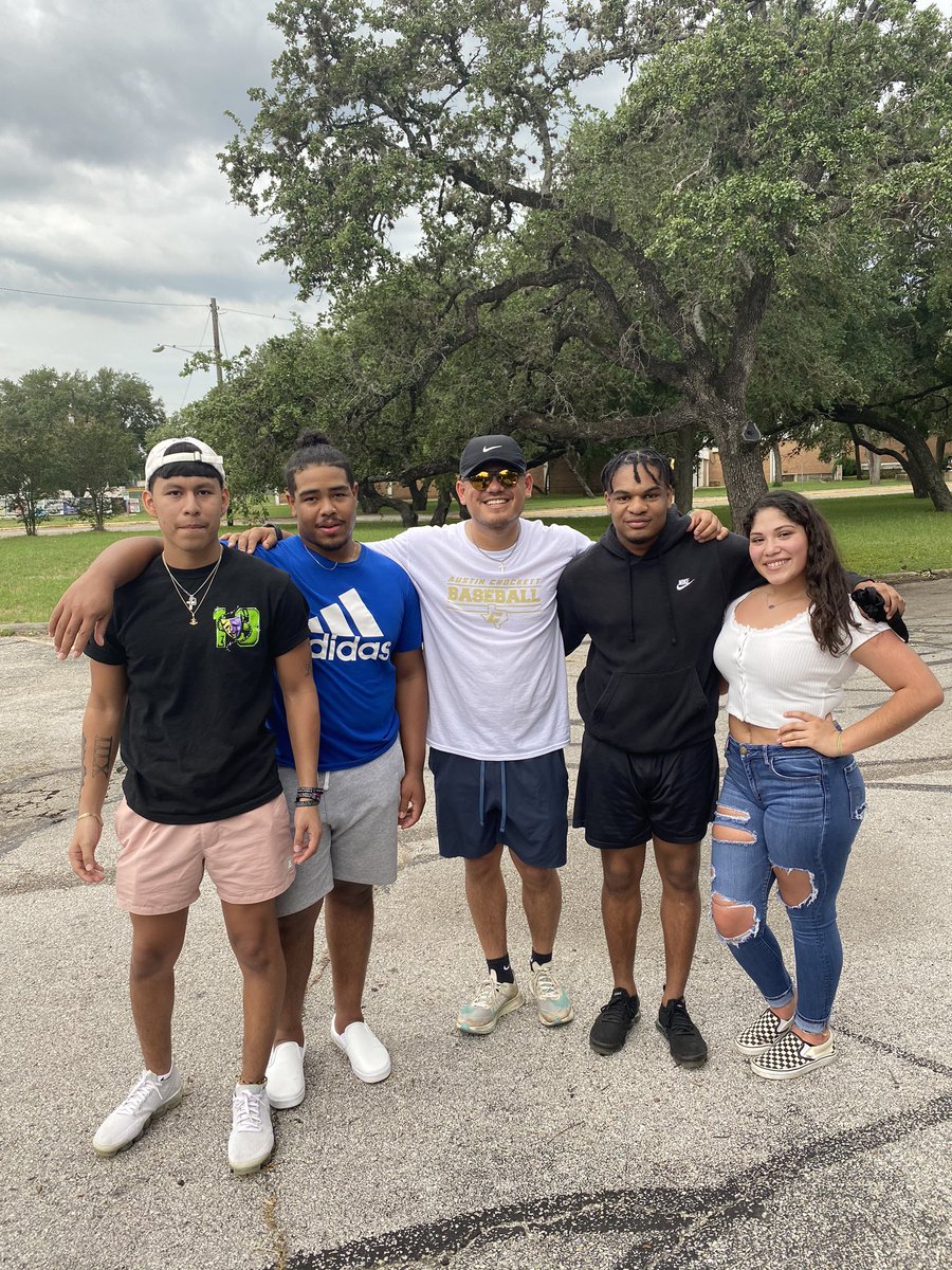 CoachGloria1's tweet photo. FAMILY!!! Proud of each one of you. Chase your dreams until you have surpassed them. I love you! #CoogsFamily https://t.co/eck85JCzdQ