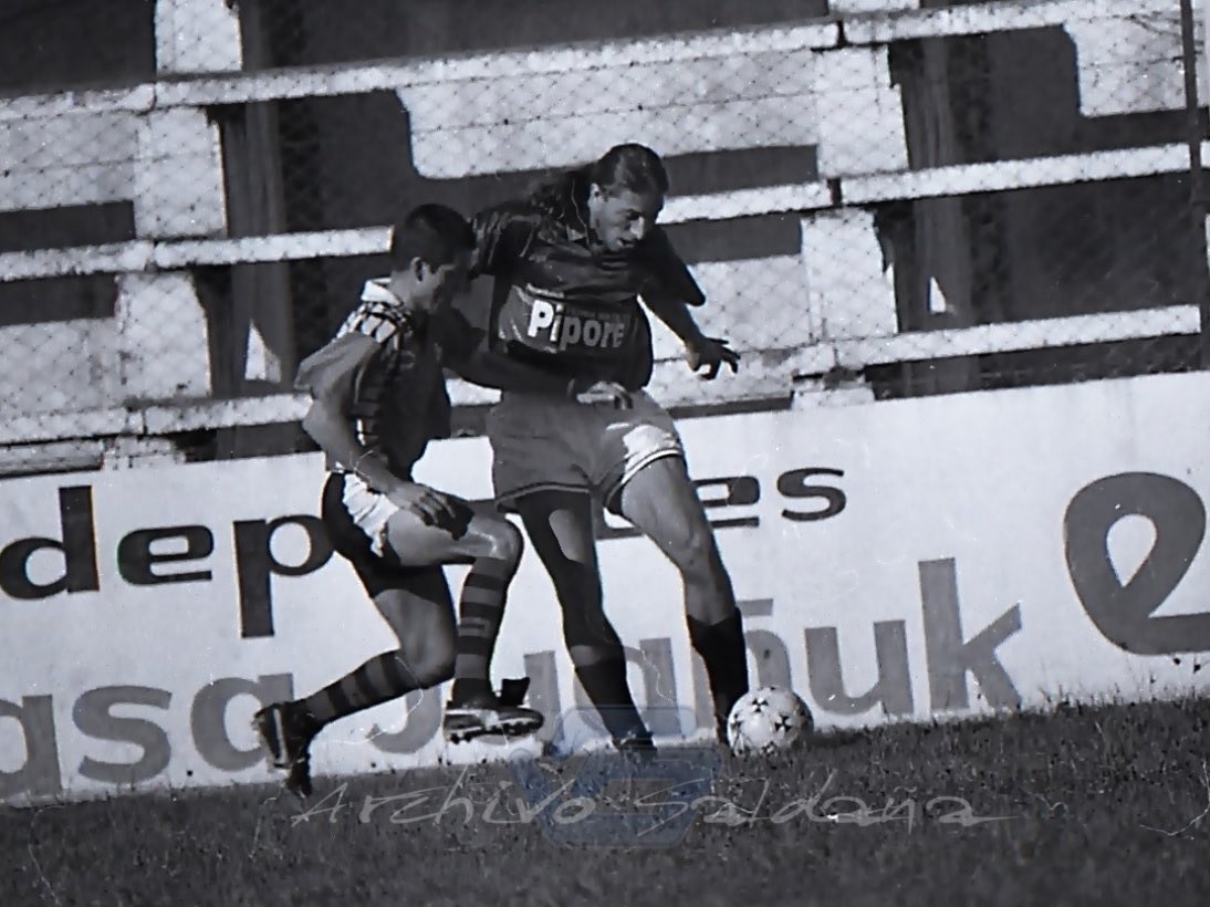 AscensoRetro's tweet photo. ¿Saben quien es? 

Nestor Pitana, jugando para Tigre de Santi Pipó (Misiones). 

📸: Archivo Saldaña y @TigreDatos. https://t.co/zi5nkFAEEd