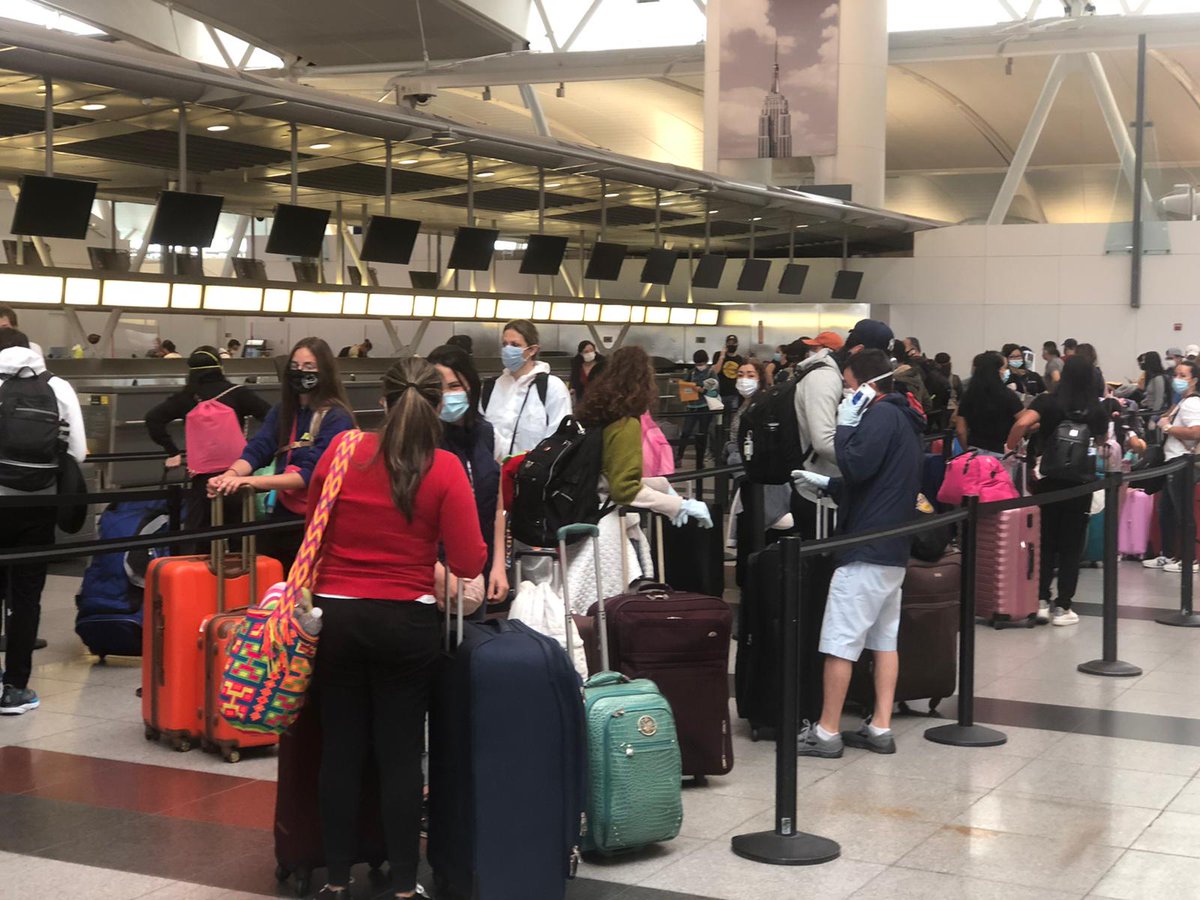 CancilleriaCol's tweet photo. La Canciller Claudia Blum celebra el arribo al país de 249 colombianos que se encontraban varados en Nueva York, Connecticut y la costa este de Estados Unidos. Seguimos trabajando para traer a más connacionales #DeVueltaACasa. https://t.co/rbZkkgu6zC