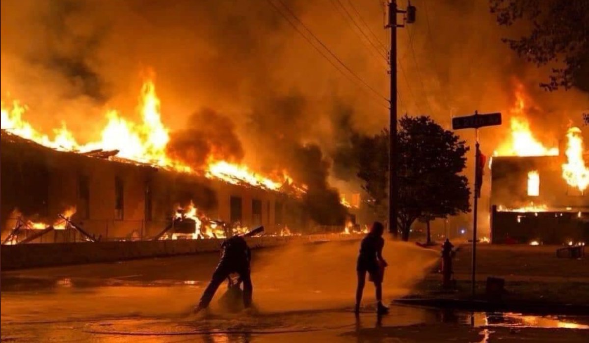 GustavoBolivar's tweet photo. La policía mató a Dylan Cruz y hubo protestas con grafittis y vidrios rotos. Los tildaron de vándalos, terroristas, guerrilleros (Terapia de ablandamiento)
En Minneapolis la policía mató a George Floyd y la ciudad ardió.
No comparto la reacción pero los pueblos tienen un límite. https://t.co/wSBxtvLyPF