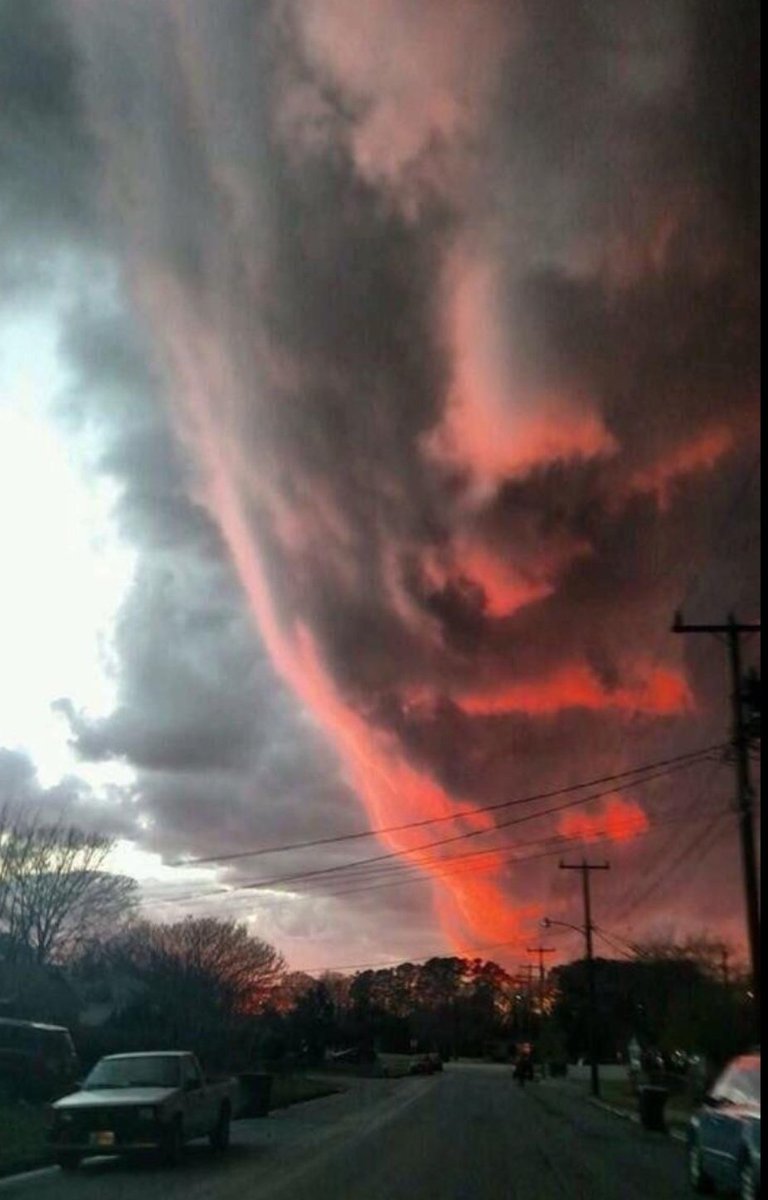 If i saw this cloud over my house i would run away cloud: