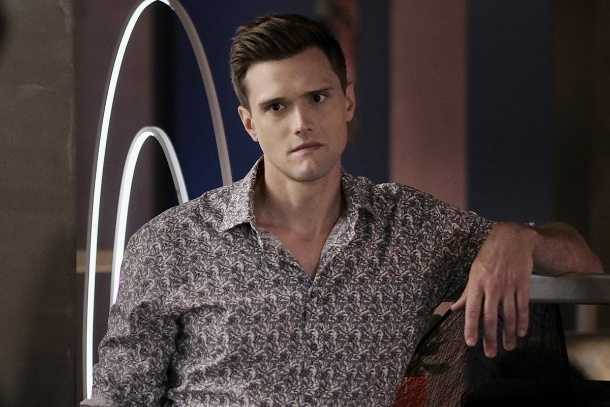 Hartley Sawyer is like a hot combination of Matt Dillon and Jim Carrey in  #TheFlash 🤩🙌🏼, image size:1200x800