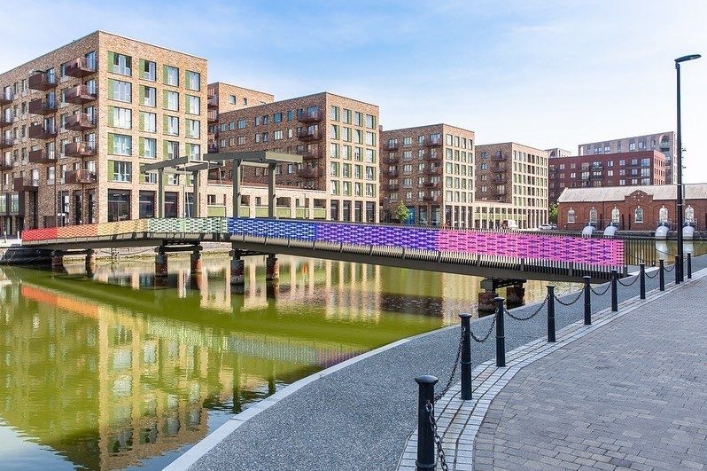 DesignApplause's tweet photo. 👏👏🏾🎩 @LFArchitecture  #RAWrainbow
This community-driven art installation was created in 3 weekends of socially distanced collaboration &amp; now transforms a footbridge in #RoyalAlbertWharf with a colourful beacon of hope #ShoutOut to Studio Curiosity, @BowArts &amp; @NHGhousing! https://t.co/v5waJtj0LN