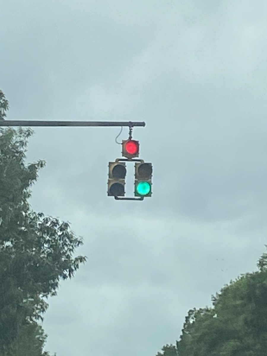 sportsinjuryMD's tweet photo. I used to complain that the traffic lights in Baltimore aren’t timed to all be the same color together. Now I am just asking for only 1 color at a time @baltimoresun #baltimoreproblems https://t.co/DoFsCI2o6U