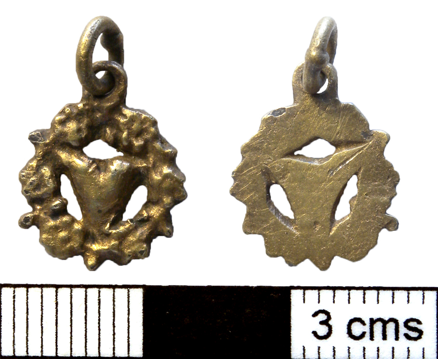 This beautiful Post Medieval Silver-gilt pendant, cast in the form of a wreath of six flowers with an internal and external pellet between each one, was found in Roydon, Norfolk,  and donated via the Treasure Act to <a href="/NorwichCastle/">Norwich Castle</a> museum in 2012. finds.org.uk/database/artef…