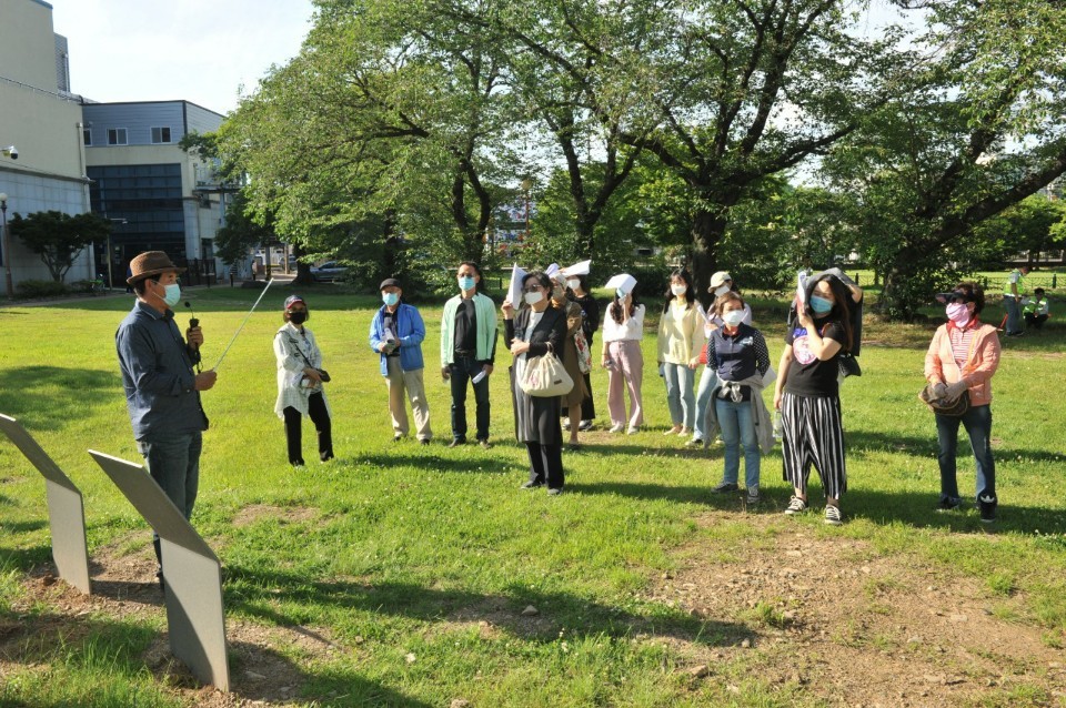 지난 27일, 광양문화원에서 '우리 읍내 사색을 담다' 행사를 개최하였습니다.
코로나19 예방을 위해 마스크 착용과 생활 속 거리두기 지침을 준수한 가운데, '오감으로 느끼는 소확행'이라는 주제로 열린 이번 행사는 많은 시민들이 참여하여 뜻깊은 시간을 보냈습니다.

*학생기자단 김동윤 학생 제보