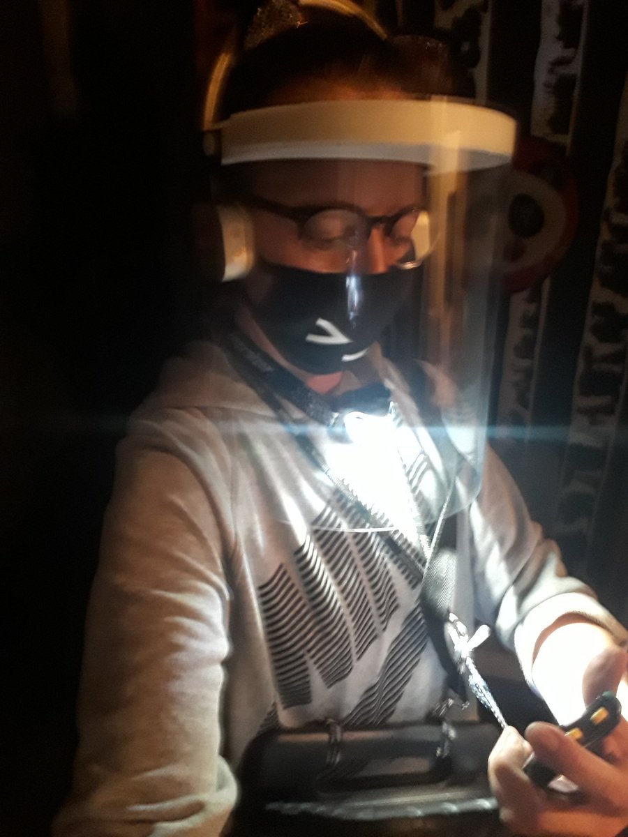 andreaeduardina's tweet photo. @aasiain De por sí parecemos arbolitos de navidad cuando filmamos -y en condiciones extremas de calor a frío- hago mis pruebas de luz #scriptsupervisormexico #teradek #comtek #iPad #stopwatch https://t.co/A3UiWBg7tB