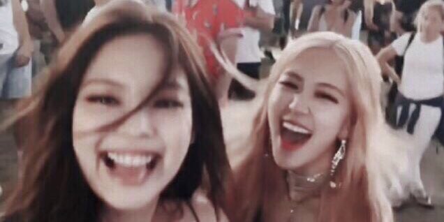 rosé pics tweet media