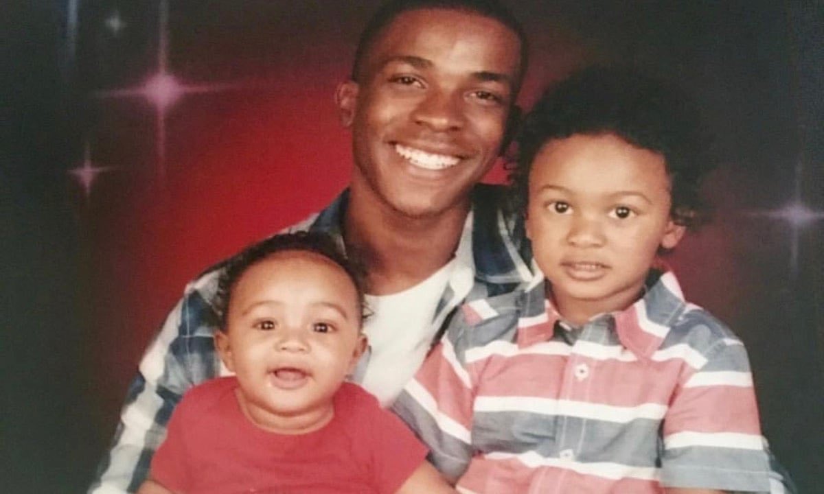 𝐒𝐭𝐞𝐩𝐡𝗼𝐧 𝐂𝐥𝐚𝐫𝐤killed carrying an iphone. shot 8 times by police, 6 were found in his back in the back of his grandmother’s home. officers believed an “object” was being pointed at them. he leaves behind the mother of his childern and 2 sons.